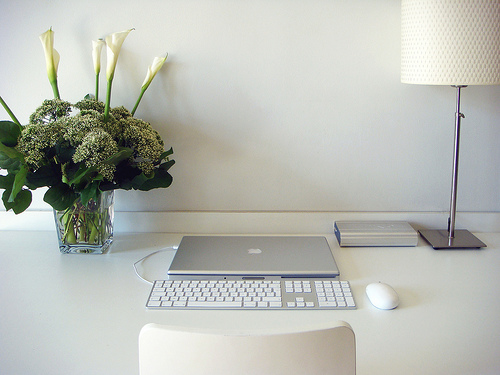 Zen desk = less stress = more energy. Photo by Laure Wayaffe / Flickr